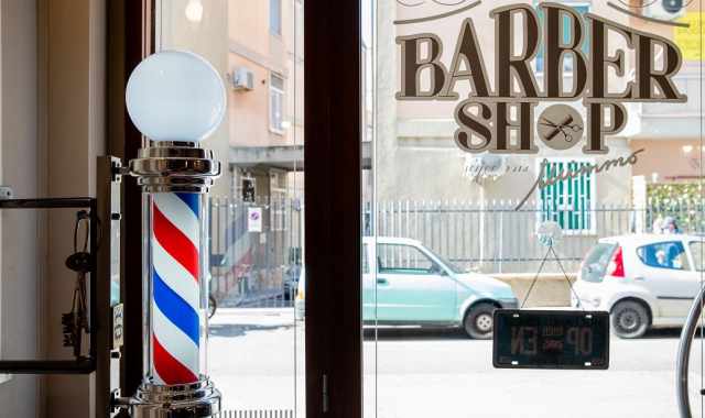 Pali colorati, rimandi a Inghilterra e Usa, cura dei dettagli:  il fenomeno "barber shop"
